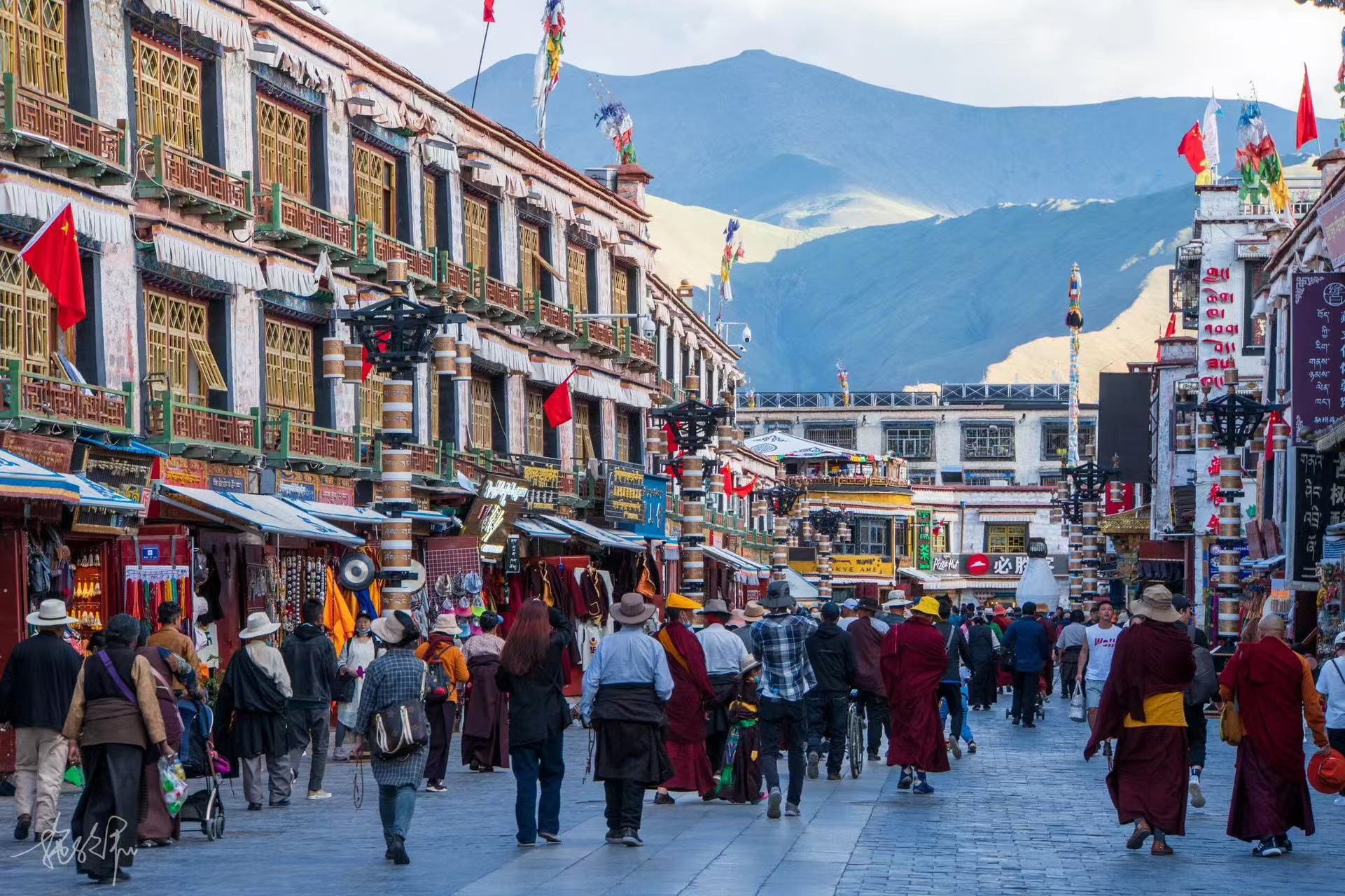 the bustling Bakhor street at Jokhang temple