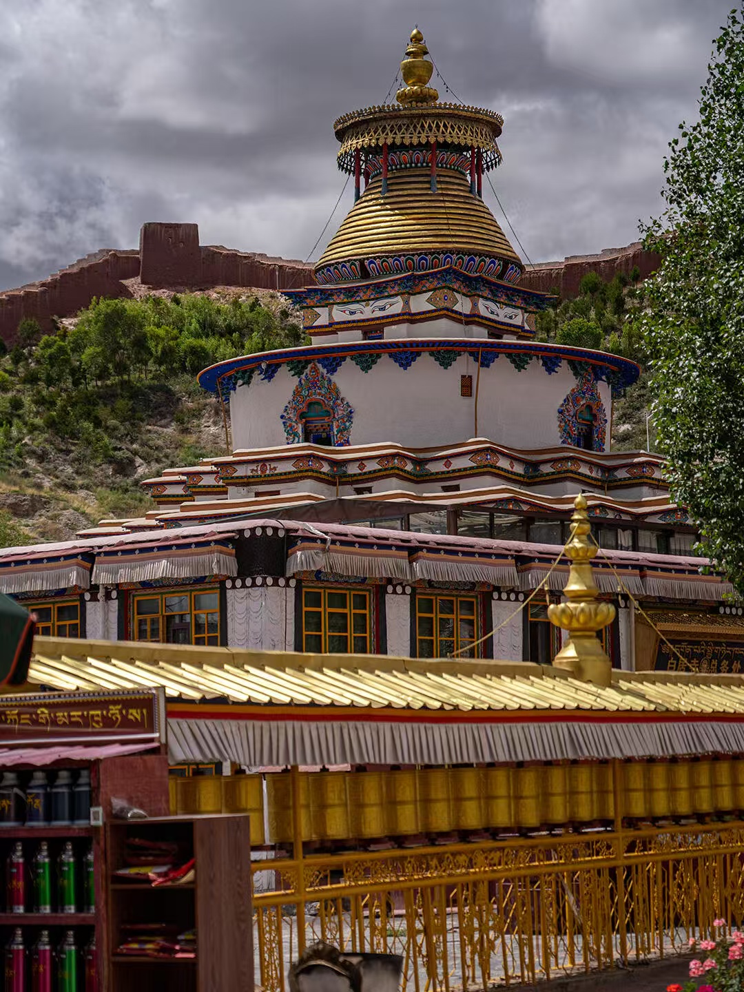 Stunning view of Kumbum Stupa in Gyantse